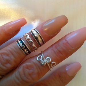 Set of 4 black & silver tone toe rings.